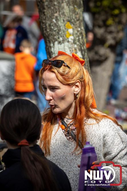 Volle terrassen, bruisende kleedjesmarkt en sportieve Wallenloop: Elburg leeft tijdens koningsdag! - &copy; NWVFoto.nl